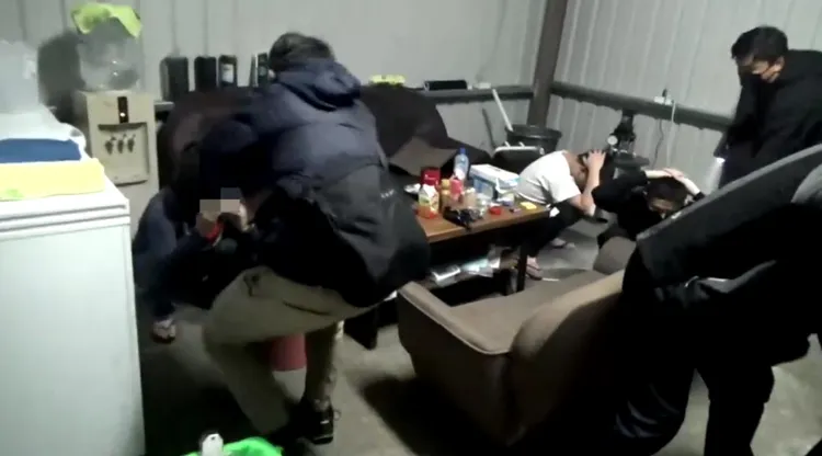 警方逮捕製毒集團成員。翻攝畫面