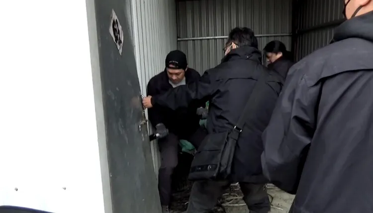 警方破門攻堅。翻攝畫面