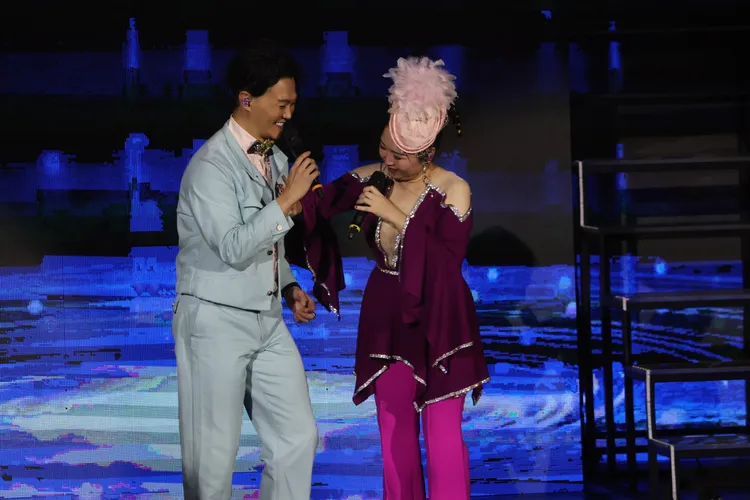 張秀卿（右）摸林俊逸胸肌。鄭孟晃攝