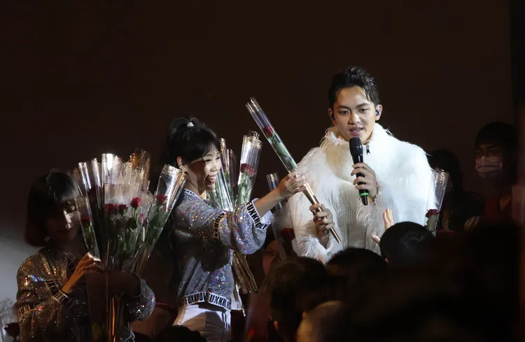 郭宗祐演出發玫瑰花給台下觀眾。鄭孟晃攝