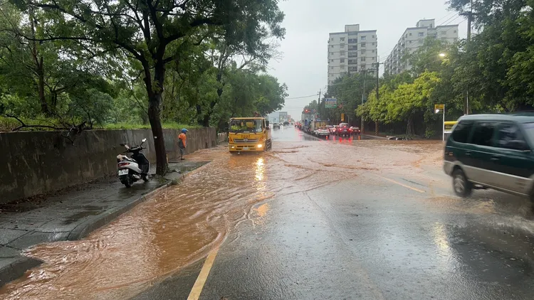台中市東大路黃泥水掩蓋路面。讀者提供