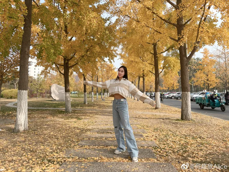 24歲何超欣是賭王最小的女兒，也是何超蓮同父異母的妹妹。