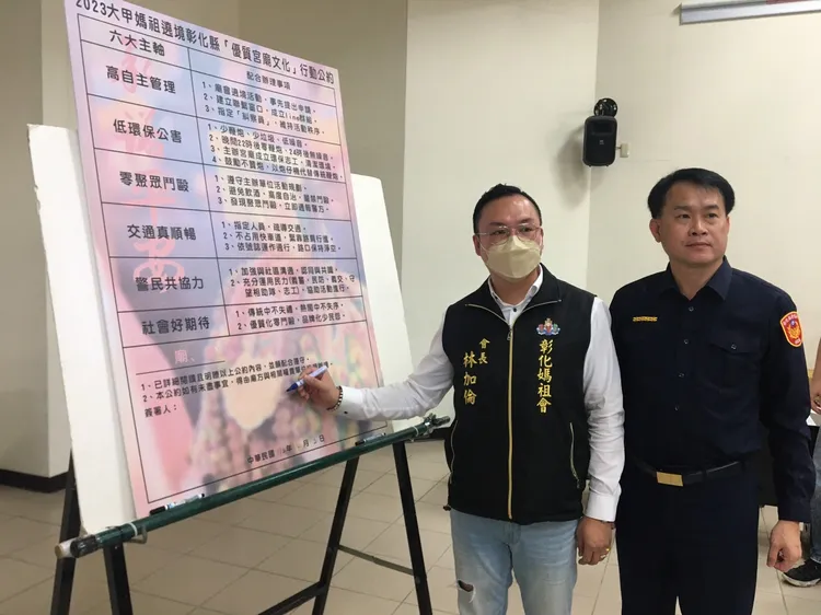 各單位代表簽署「優質宮廟文化-行動公約」。警方提供