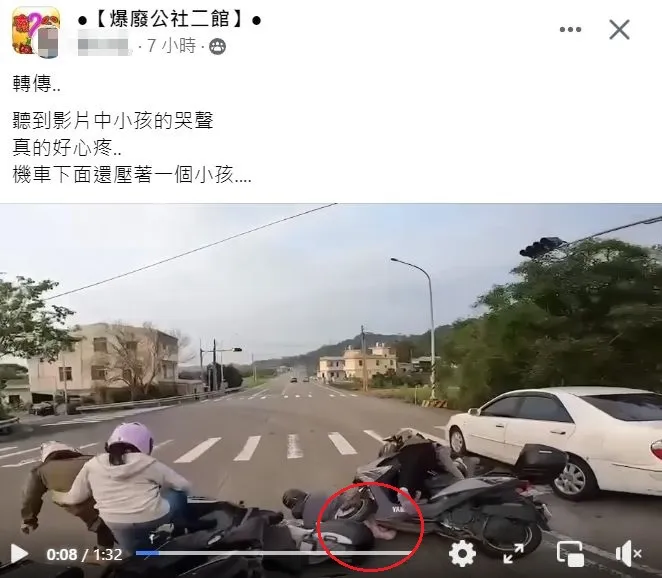 女童(紅圈處)被壓在追撞機車的前輪下，淒厲呼喊令聞者心碎。翻攝自臉書「爆廢公社二館」