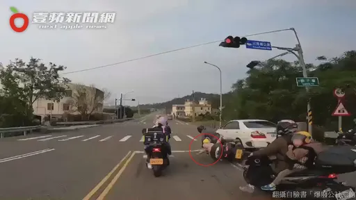 4車追撞小女孩被壓車下！　淒厲哭喊「救命」令聞者心碎