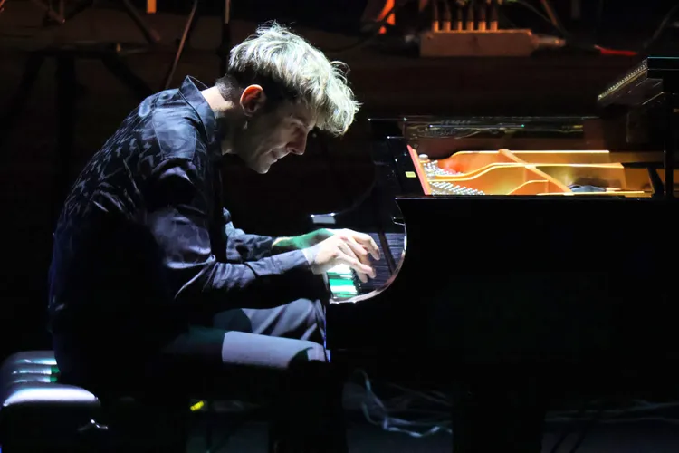 邁可森認真彈鋼琴。彭欣偉攝