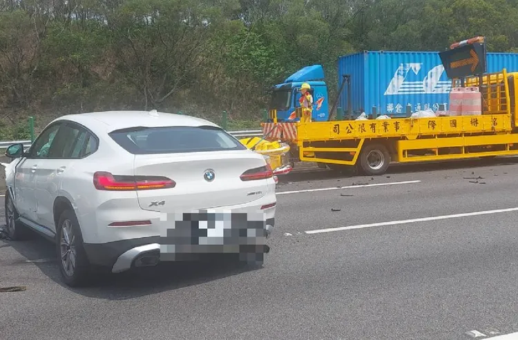 BMW休旅車駕駛開啟自動駕駛，導致撞上前方緩撞車。讀者提供