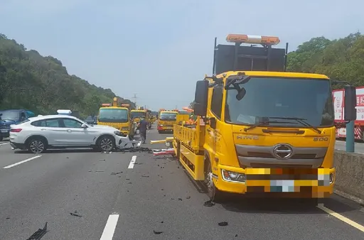 BMW X4國3通霄段衝撞緩撞車　瞬間橫移車頭毀！又是開啟這功能闖禍