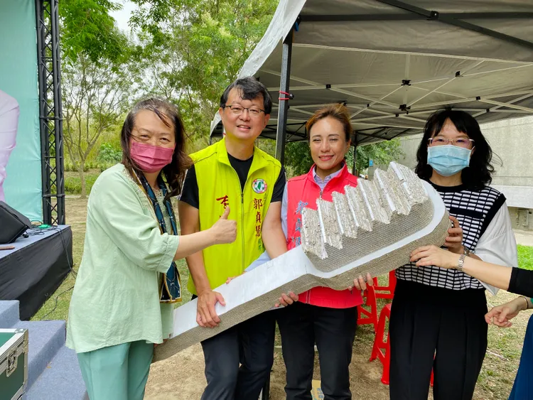 本土小牙醫聯盟送來大牙刷，拜託郭貞慧除去政壇汙垢。王志弘攝