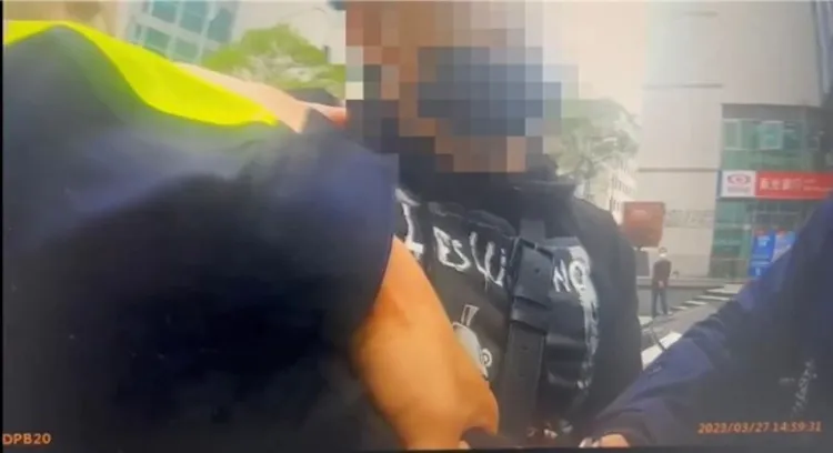 警方逮捕詐騙集團成員。翻攝畫面