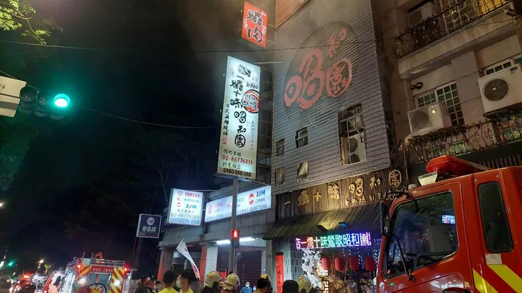 燒肉店冒出陣陣濃煙。新北市消防局提供