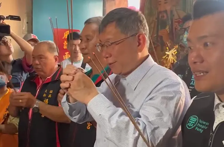柯文哲進入福興宮參拜，受到廟方盛情款待。王煌忠攝