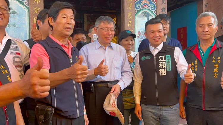 柯文哲訪美行程結束，仍未闔眼就南下台中參加媽祖遶境，臉上顯現疲態。王煌忠攝