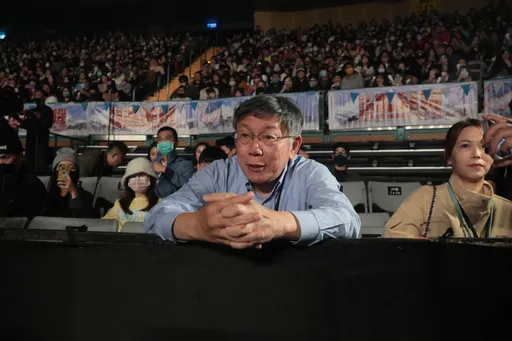 柯文哲小巨蛋高歌！被介紹「中華民國總統候選人」　破音又走調惹滿場爆笑