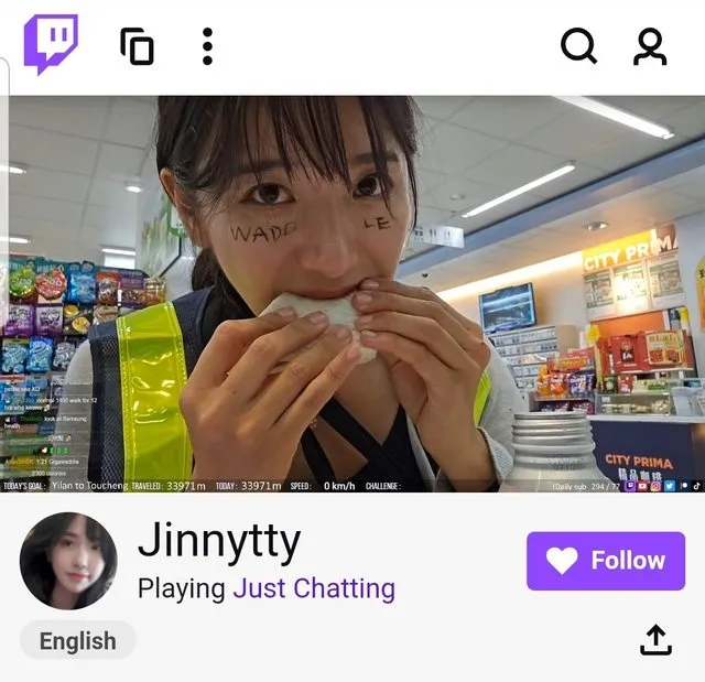 企鵝妹途中在超商用餐。取自PTT