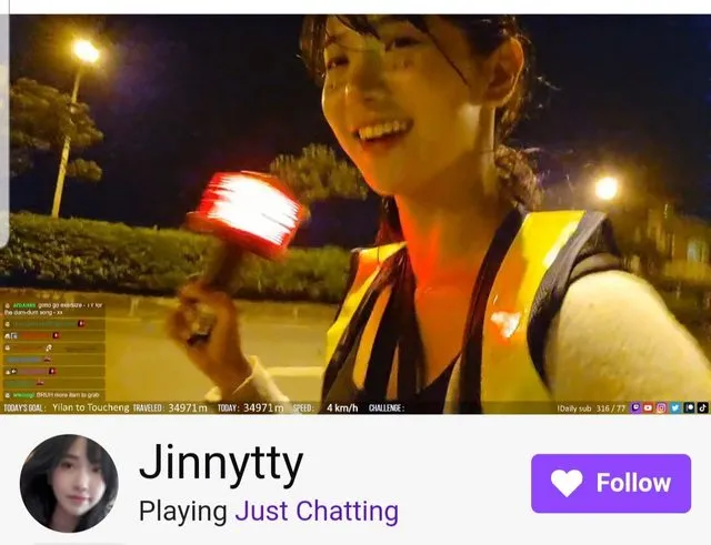 企鵝妹身穿反光背心，拿著途中粉絲送工地警示燈。取自PTT