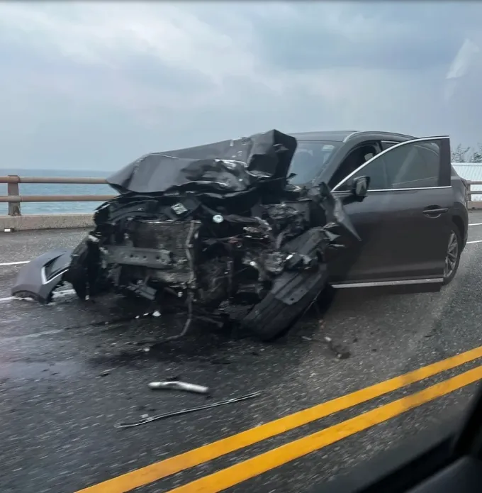對撞轎車車頭全毀。民眾提供
