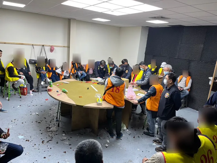 警方破獲藏身透天厝的職業賭場。平鎮警分局提供