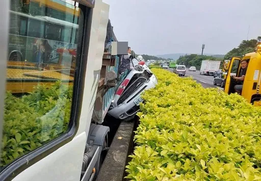 國1湖口段3車碰撞釀2傷　險險der！內線轎車慘貼分隔島幾全毀