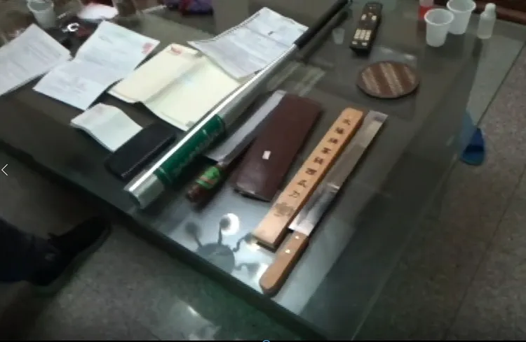 拘提過程中起獲西瓜刀、本票、棒球棍等證物。民眾提供