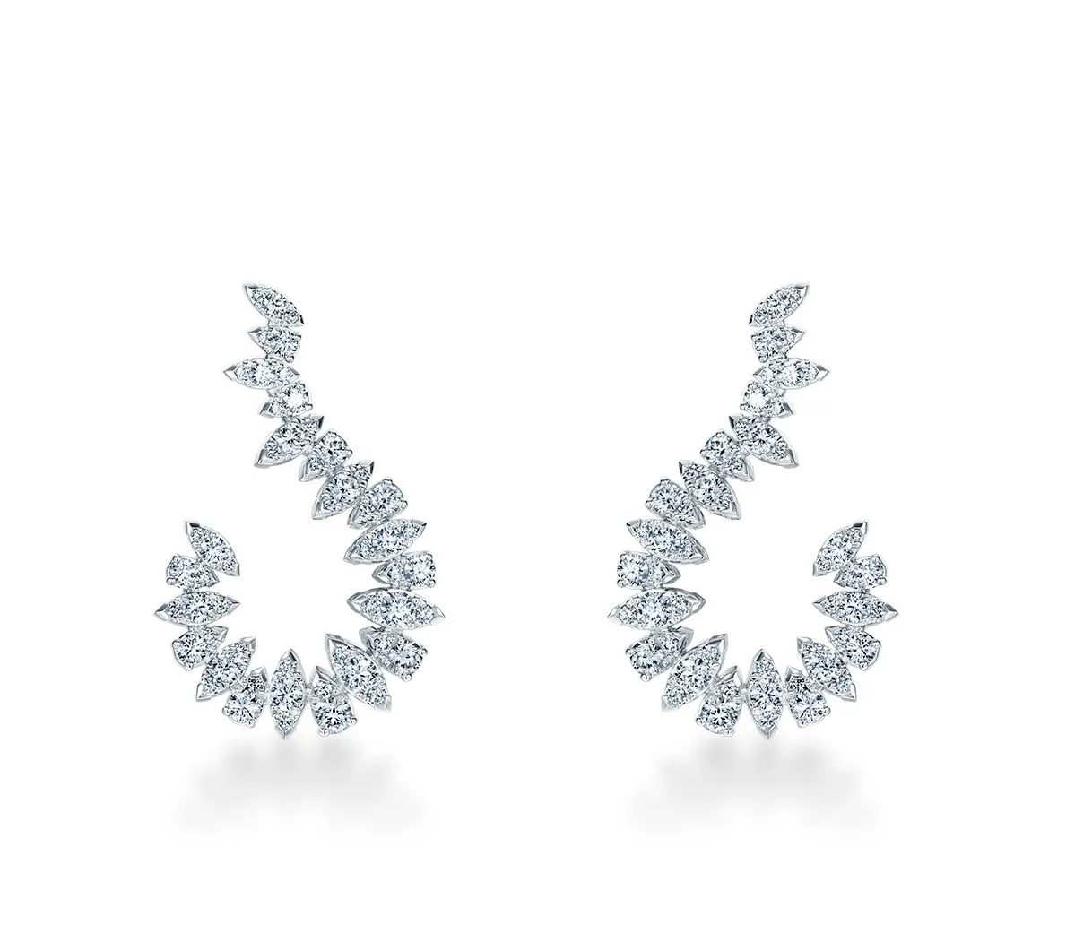 Aerial Twisted Sunburst 18K白金钻石耳环，38万3000元。品牌提供