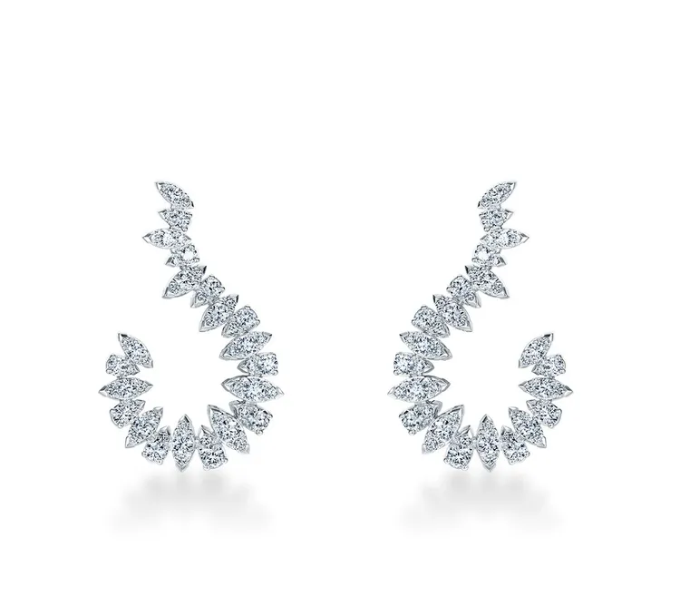 Aerial Twisted Sunburst 18K白金鑽石耳環，38萬3000元。品牌提供