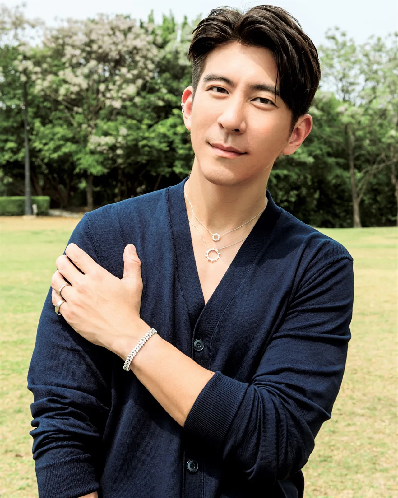 修杰楷在形象照中佩戴Aerial系列Eclipse 18K白金钻石项链、Double Dewdrop 18K白金钻石手链与Sunburst 18K白金耳骨夹，并混搭Devote铂金钻戒、Mate铂金钻戒混搭Aerial Double Sunburst 18K白金钻戒等品牌经典婚戒。品牌提供