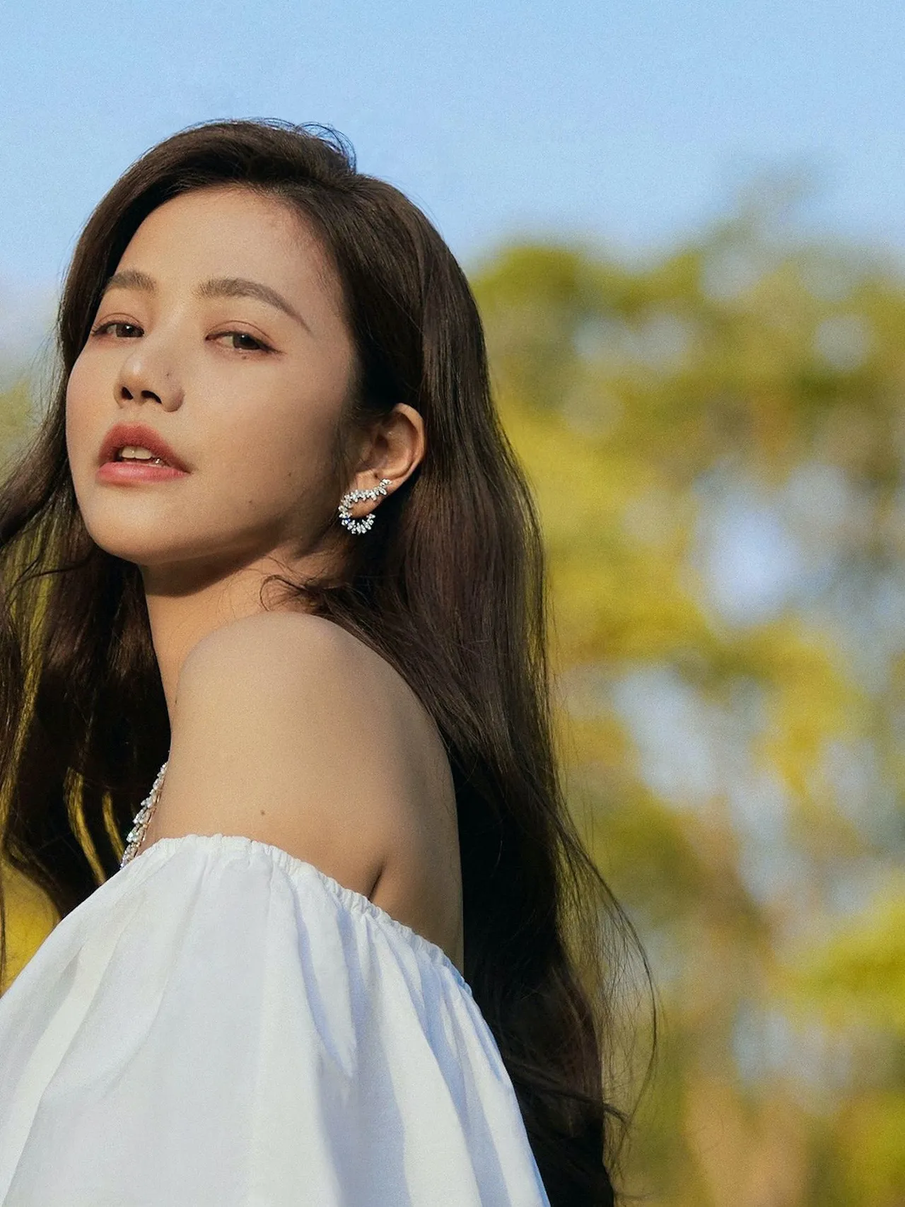 许路儿指出拍摄时最受耳环所吸引，「完美曲线衬托得脸部线条更加柔和」。品牌提供