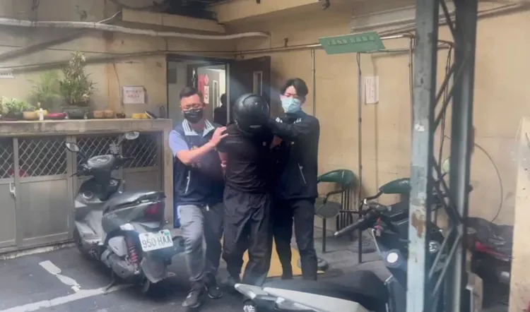 掃射當鋪的少年（中）自行投案，警方朝槍砲、少年事件法偵辦。翻攝畫面