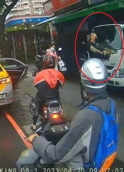 17歲少年拿出槍枝，準備開始掃射，這時旁邊露人還不知道將發生槍擊案件。翻攝畫面