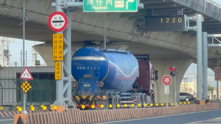 幾乎不可能超載的油罐車，也因為車號未顯示在告示板上，被迫下匝道過磅。王煌忠攝