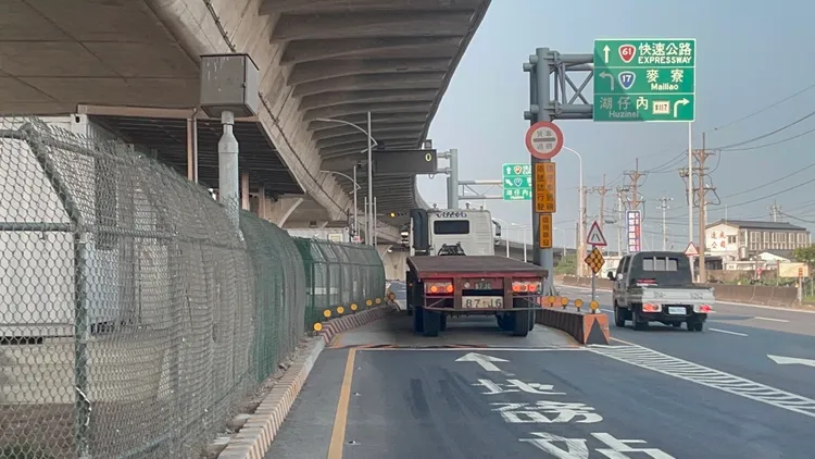 壹蘋新聞網直擊一輛未載貨物的拖板車，也被辨識指引下匝道進行過磅。王煌忠攝