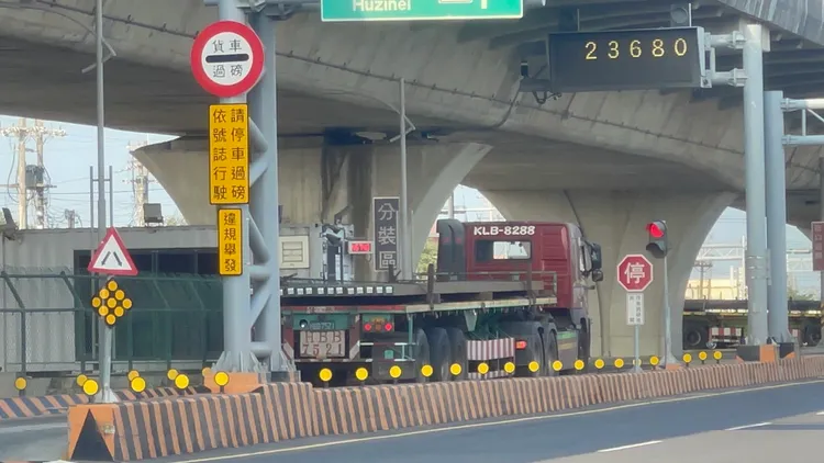 載運少許鋼樑的拖板車，也被迫進場過磅。王煌忠攝