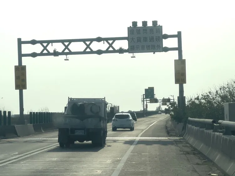 「動態篩選過磅」系統失準，令大型車司機苦不堪言，直呼「擾民、找碴」。王煌忠攝