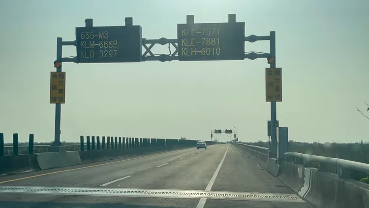 系統依據偵測載重及車牌資訊，指引未顯示在告示牌的大型車輛，下匝道過磅。王煌忠攝