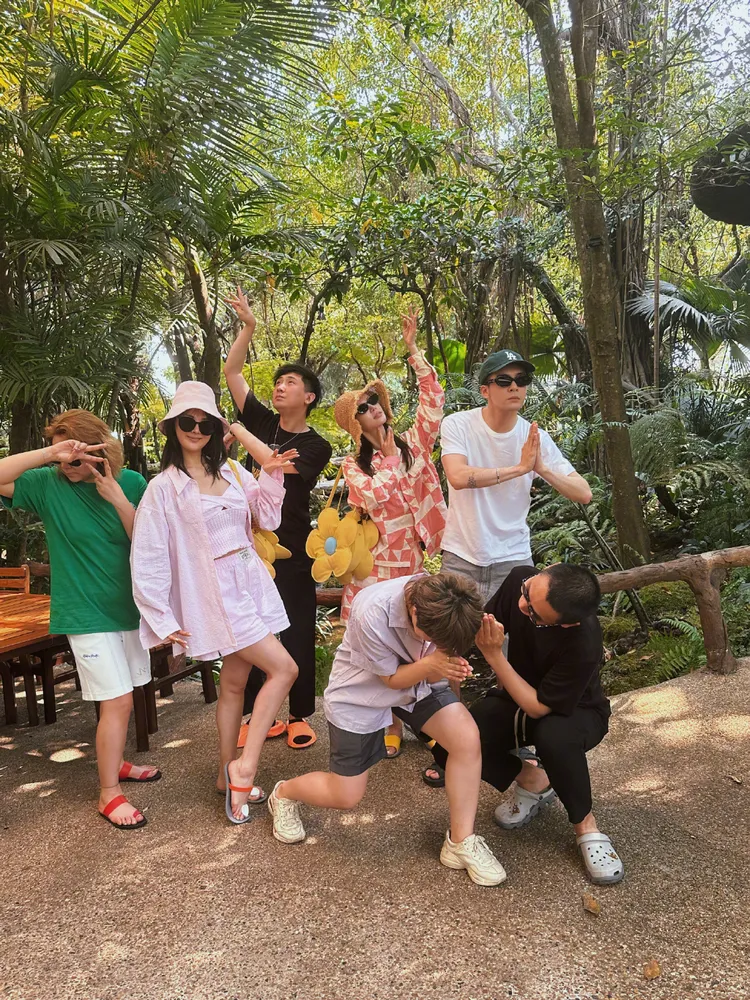 金晨貼出一群人大合照，表示是團體出遊巧遇曾舜晞。翻攝金晨微博