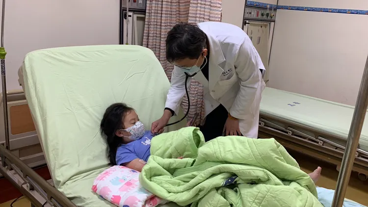 高醫小兒急診主任陳泰亨指近來已收治多例腸胃炎合併全身大痙攣的幼童。吳慧芬攝（圖中幼童與本案無關）