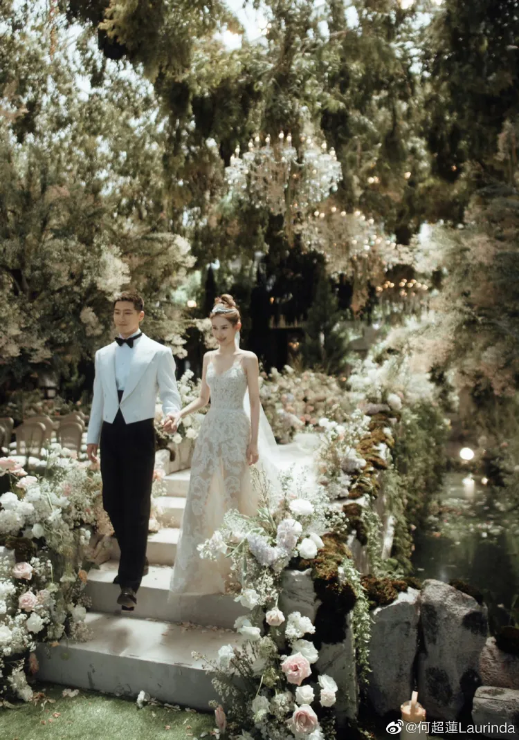 何超蓮（右）與竇驍在峇里島完成婚禮。翻攝何超蓮微博