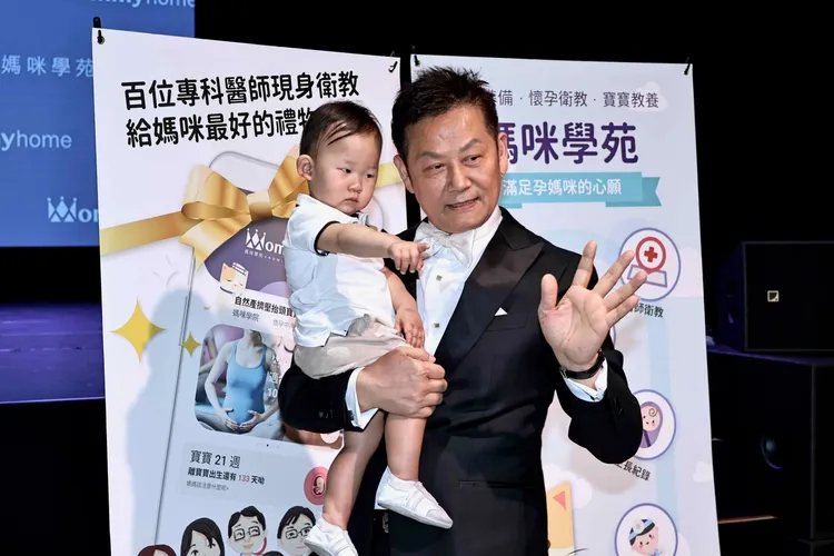 夢果（左）在外公徐乃麟懷中好奇看著大批媒體。施昂強攝