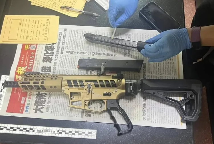 劉姓少年持改造的衝鋒槍掃射。翻攝畫面