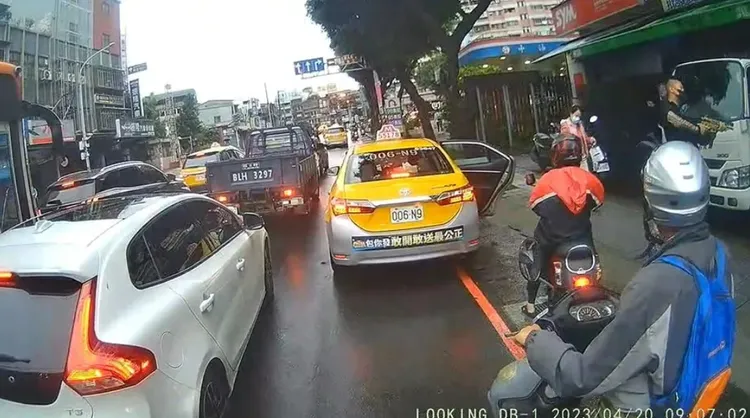 劉姓少年大街上開槍嚇壞不少路人。翻攝畫面