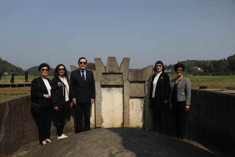 馬英九與四姊妹。馬辦提供