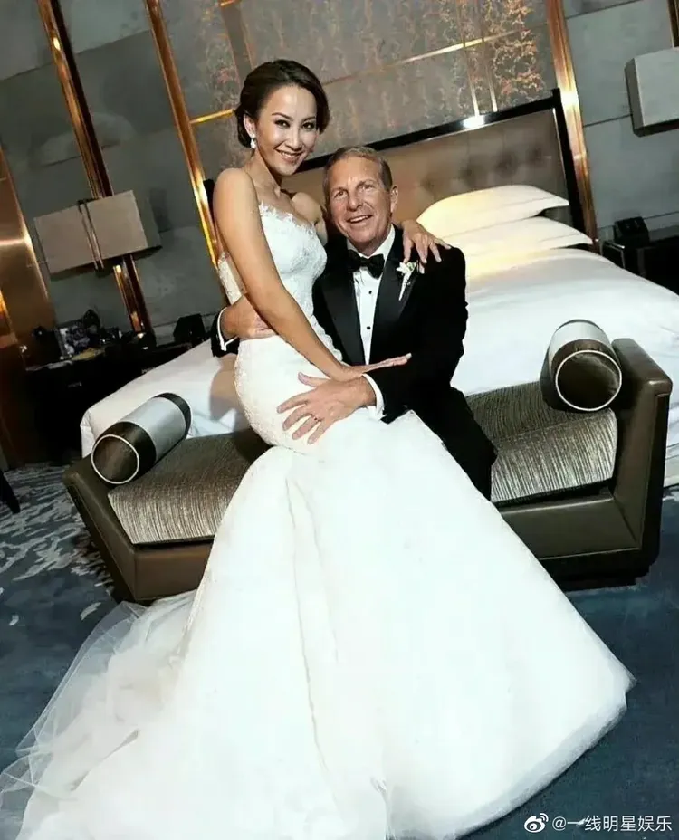 近日爆出婚變的天后李玟（左），在2011年和加拿大富商老公Bruce的婚禮上，也是穿著Vera Wang的禮服開心出閣。翻攝一線明星娛樂微博