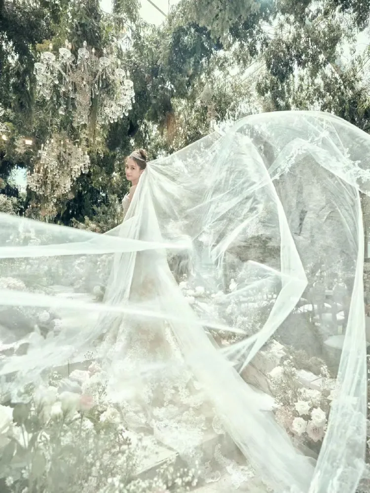 何超蓮所穿由Vera Wang親手打造的白紗，簡潔又不失夢幻感。翻攝Vera Wang微博