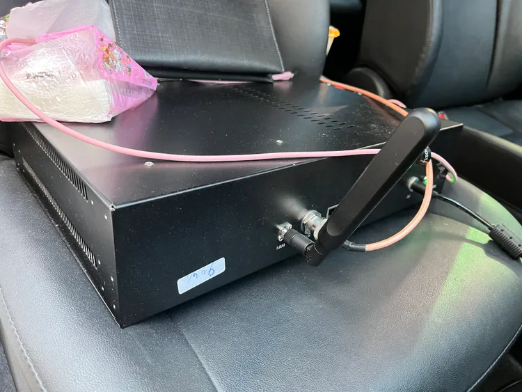 警方查扣到的假基地台主機。翻攝畫面