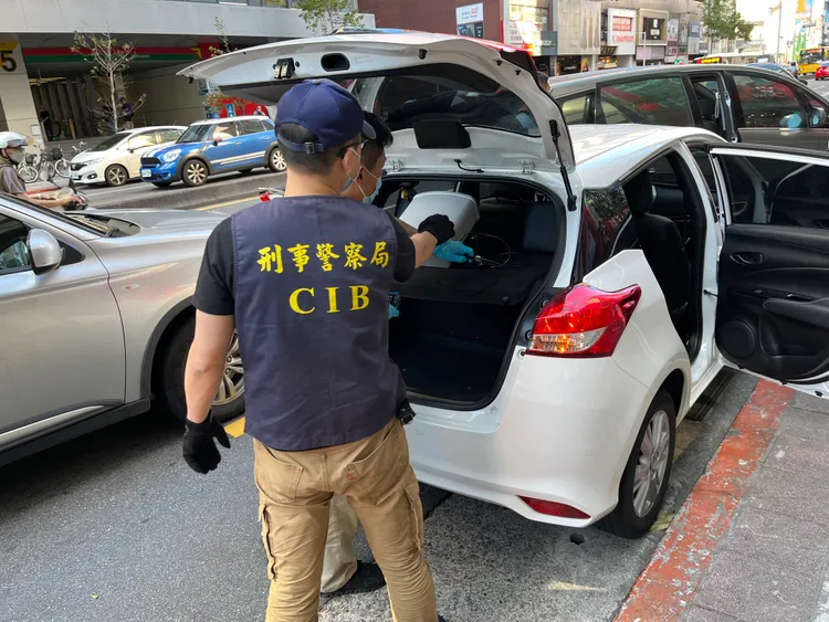 警方於郭男車上查獲到假基地台。翻攝畫面