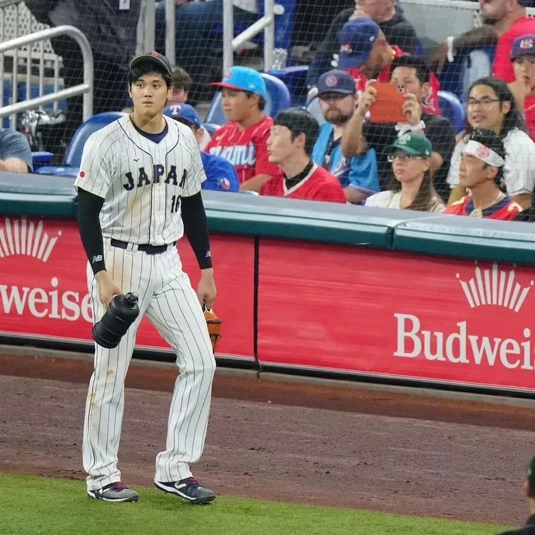 日本媒體拍大谷翔平，也恰巧捕捉到場邊的中岡。翻攝lottinakaoka IG