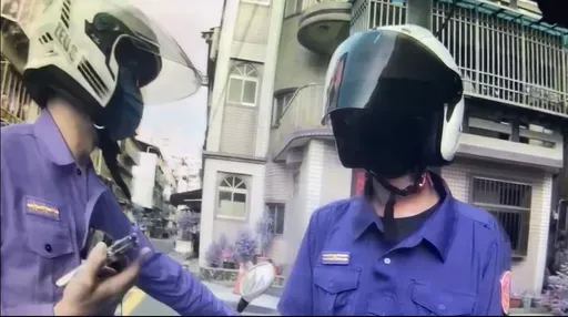 太想當波麗士！男網購警服二度穿上街　遇正牌警察GG了