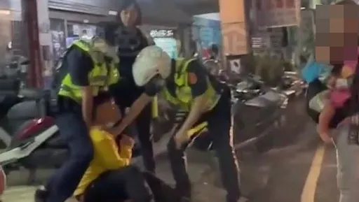 發酒瘋!朝遶境隊伍丟啤酒罐 新北男險釀全武行