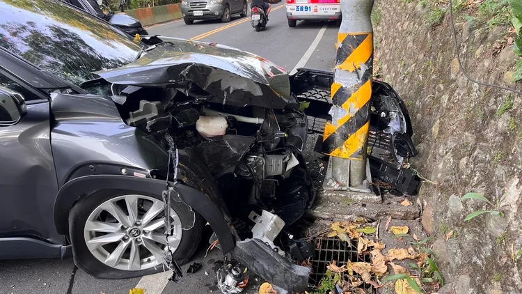 張男轎車車頭嚴重凹陷。蘆洲警分局提供